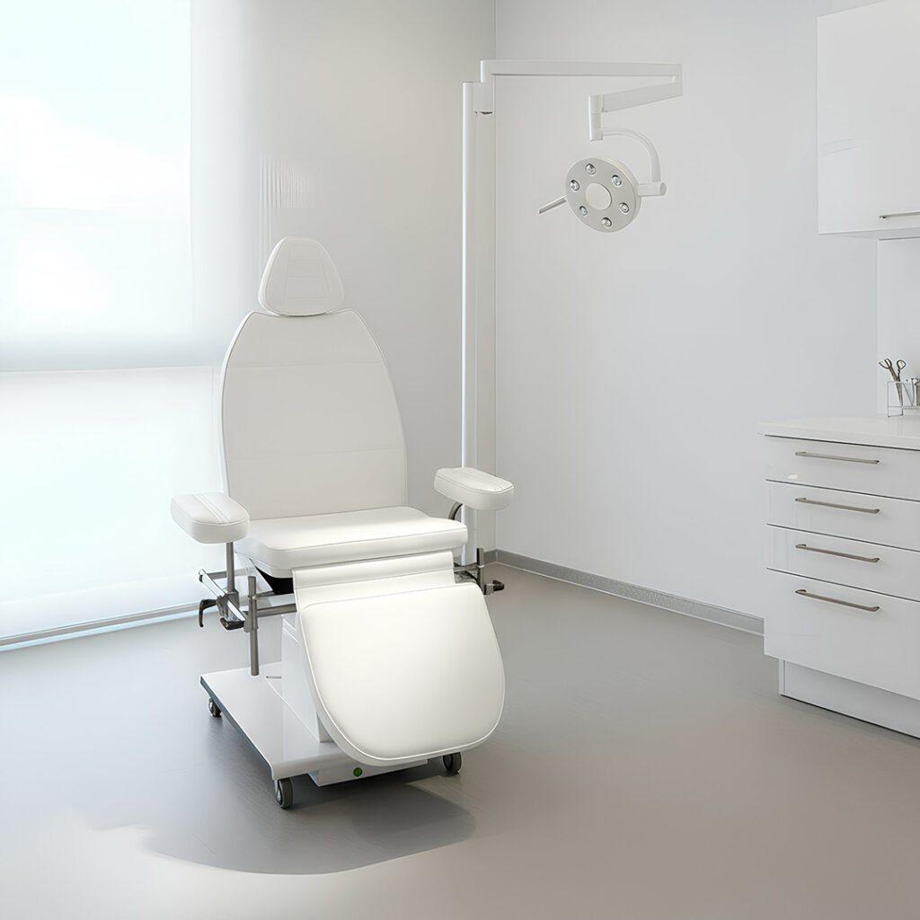 Dettaglio poltrona chirurgica multidisciplinare Morpheus con lampada scialitica EsaLight di Tecnomed Italia. Top di gamma