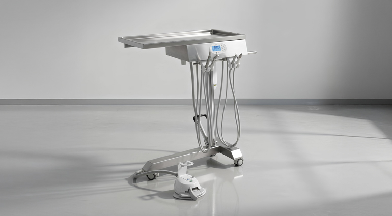 Unità portastrumenti mobile in acciaio inox con vassoio operativo e manipoli integrati per la gestione degli strumenti in sala operatoria odontoiatrica.