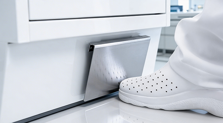 Comando elettrico a pedale per lavello integrato Easy Move, arredo medicale su ruote progettato per igiene e workflow operativo