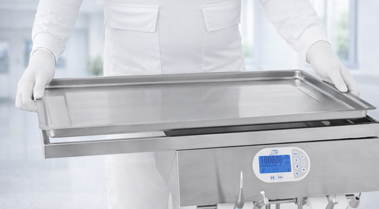 Dettaglio del vassoio estraibile del tavolo di Mayo integrato nel carrello chirurgico odontoiatrico Maycart, progettato per facilitare la gestione e la sanificazione degli strumenti chirurgici durante le procedure in sala operatoria odontoiatrica.