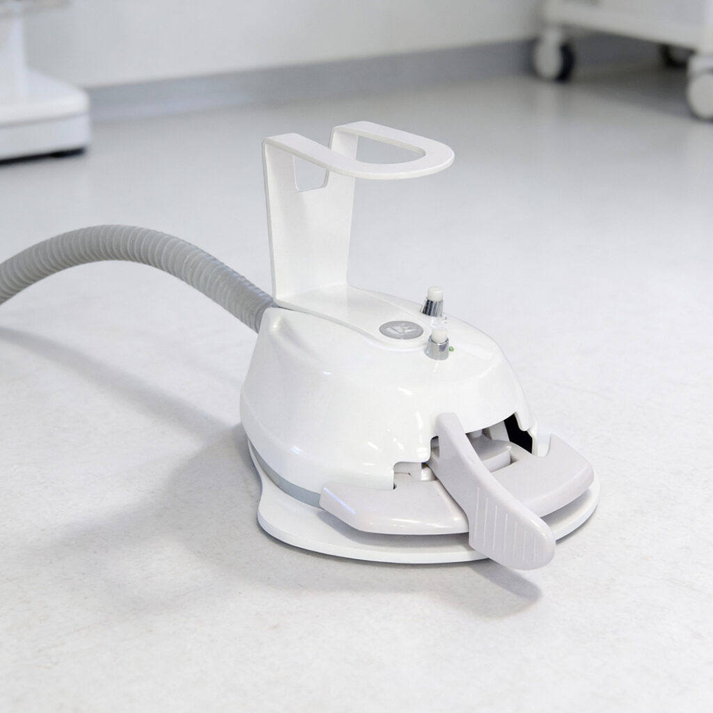 Pedaliera progressiva Feed-Fec per l’attivazione degli strumenti odontoiatrici, la gestione dello spray e l’inversione di marcia del micromotore