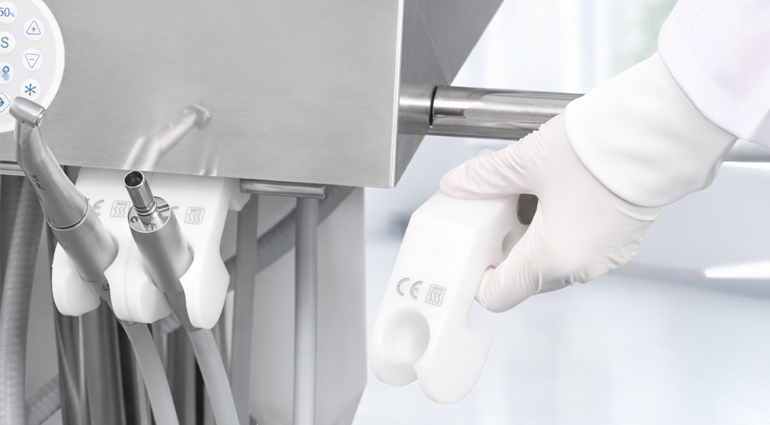 Dettaglio dei porta-manipoli odontoiatrici sterilizzabili del carrello chirurgico odontoiatrico, progettati per la gestione sicura e la sanificazione degli strumenti in sala operatoria odontoiatrica.