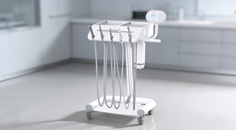 Unità portastrumenti mobile PROPHY 900 con strumenti odontoiatrici, pannello di comando LCD e struttura su ruote per la pratica clinica quotidiana