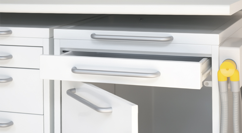 Dettaglio dei cassetti del mobile ASPISERVE per l’organizzazione degli strumenti odontoiatrici