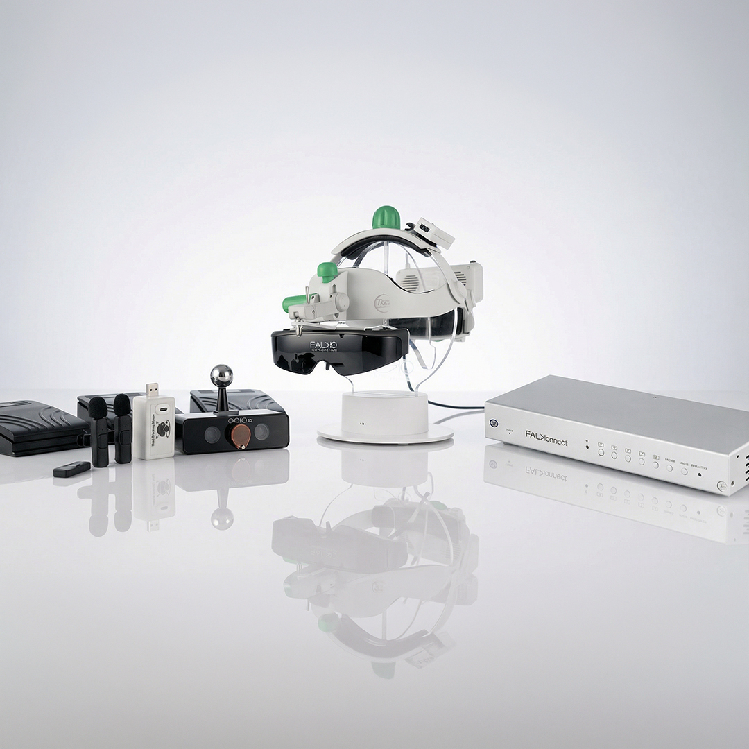 Sistema FALKO per odontoiatria digitale composto da visore medicale FALKO, processore video FALKONNECT, telecamera OKKIO 3D e accessori hands-free per workflow clinico e formativo.